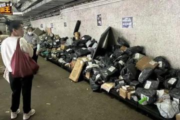 香江快遞困局:當網購狂歡撞上物流“血栓”,你的包裹正經歷什么?