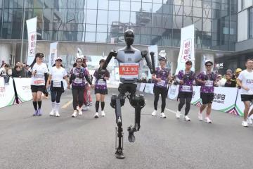 今年的人形機器人,像極了5年前的新能源汽車行業